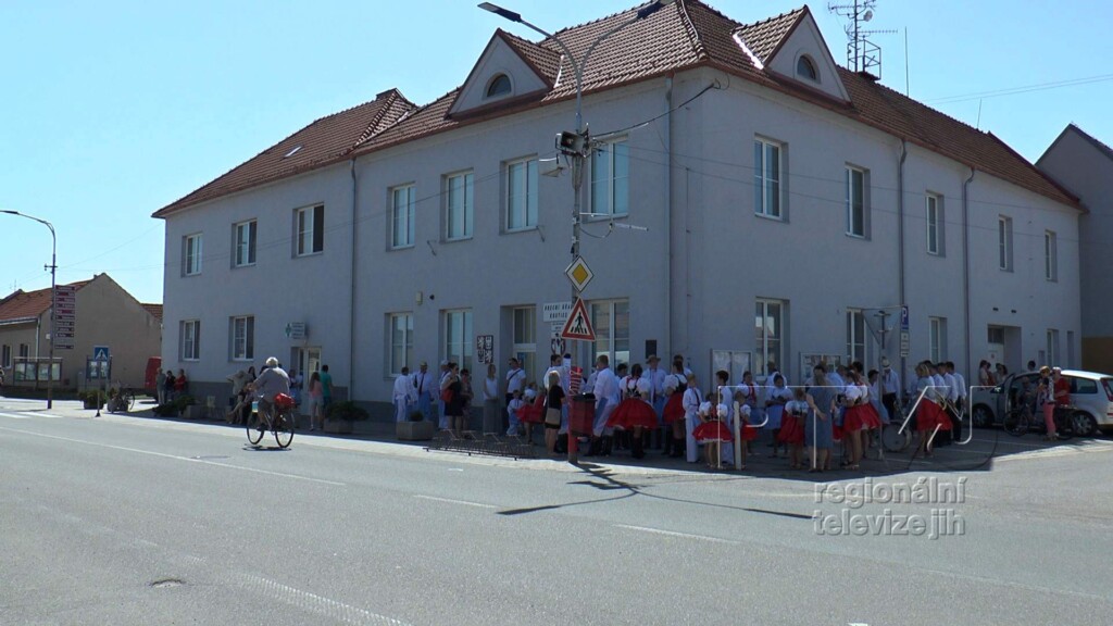 Krojovaní Kostičané se vydali na výlet, foto 01