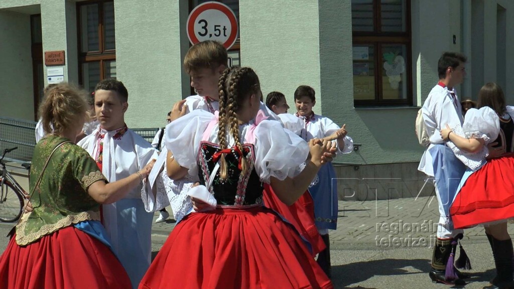 Krojovaní Kostičané se vydali na výlet, foto 02