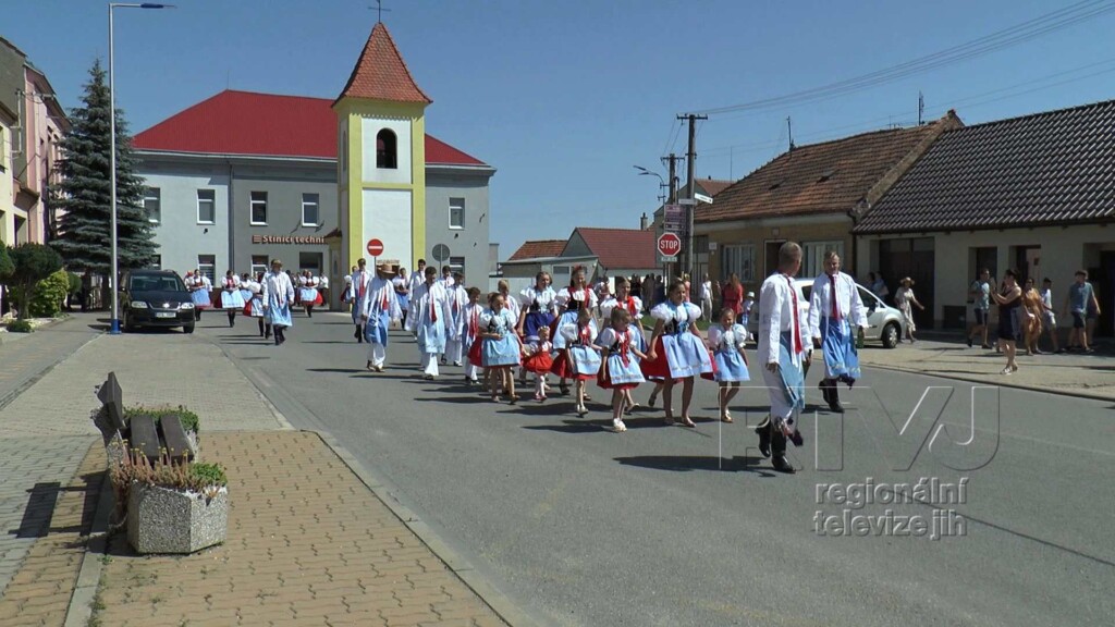 Krojovaní Kostičané se vydali na výlet, foto 03