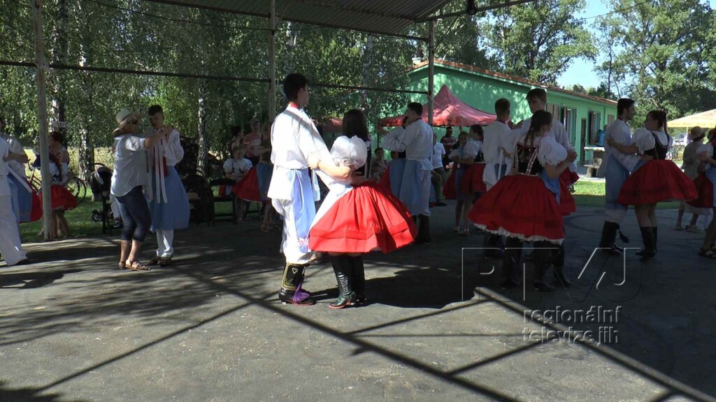 Krojovaní Kostičané se vydali na výlet, foto 05