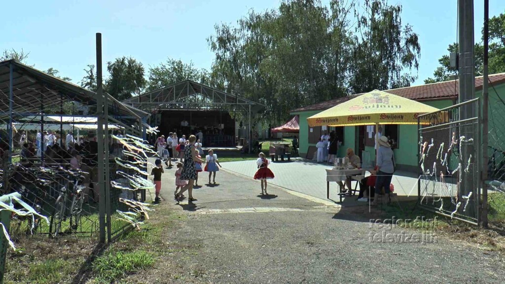 Krojovaní Kostičané se vydali na výlet, foto 07