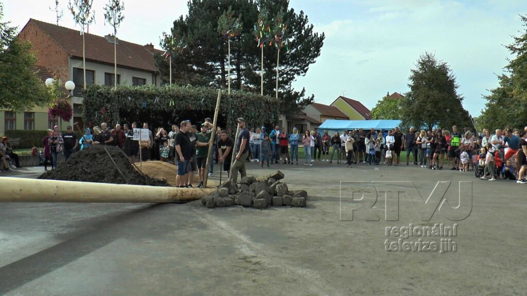 „Rázem“ … znělo hodovým náměstíčkem ve Velkých Bílovicích, foto 01