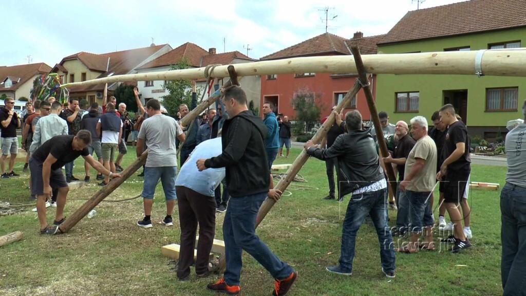 „Rázem“ … znělo hodovým náměstíčkem ve Velkých Bílovicích, foto 02