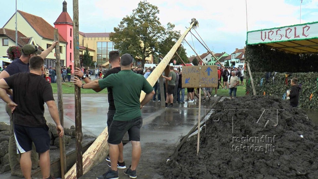„Rázem“ … znělo hodovým náměstíčkem ve Velkých Bílovicích, foto 04