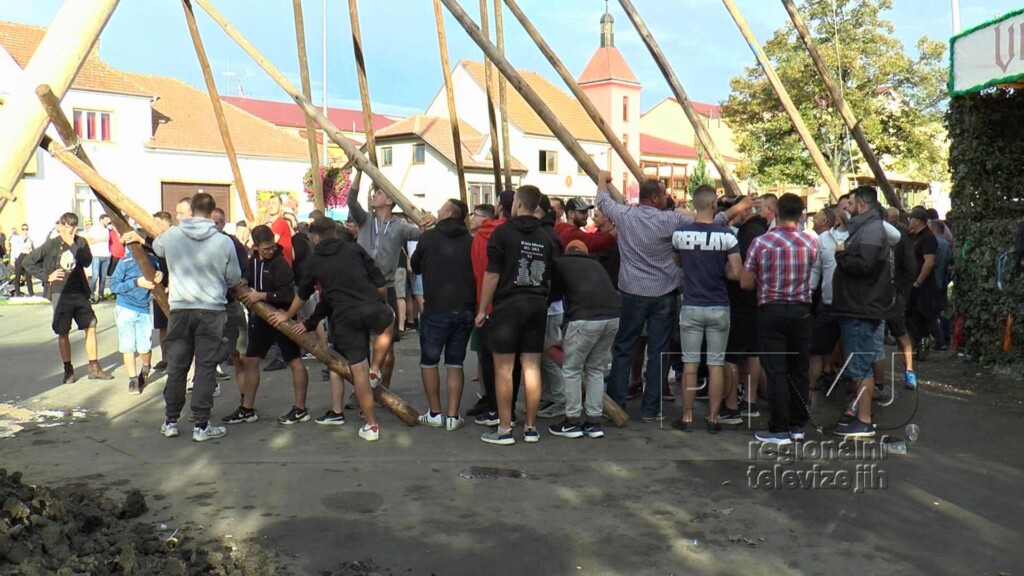 „Rázem“ … znělo hodovým náměstíčkem ve Velkých Bílovicích, foto 06