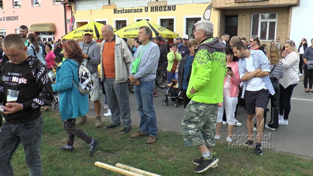 „Rázem“ … znělo hodovým náměstíčkem ve Velkých Bílovicích, foto 08