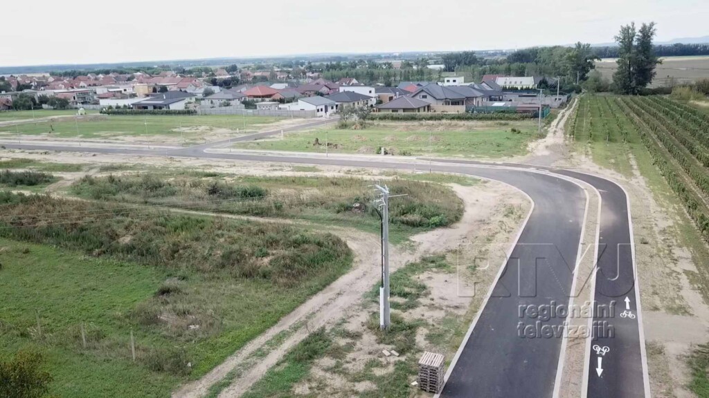 Komunikace u hřbitova v Kosticích je dokončena, foto 10