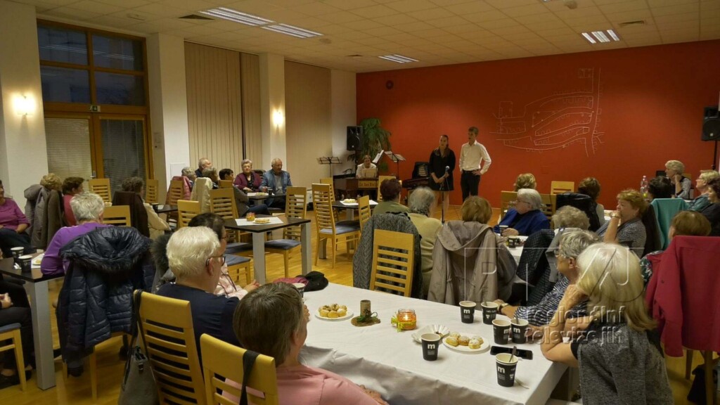Krásný a bohatý program měla podzimní beseda se seniory v Kosticích, foto 03