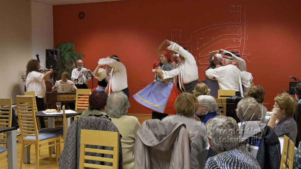 Krásný a bohatý program měla podzimní beseda se seniory v Kosticích, foto 05
