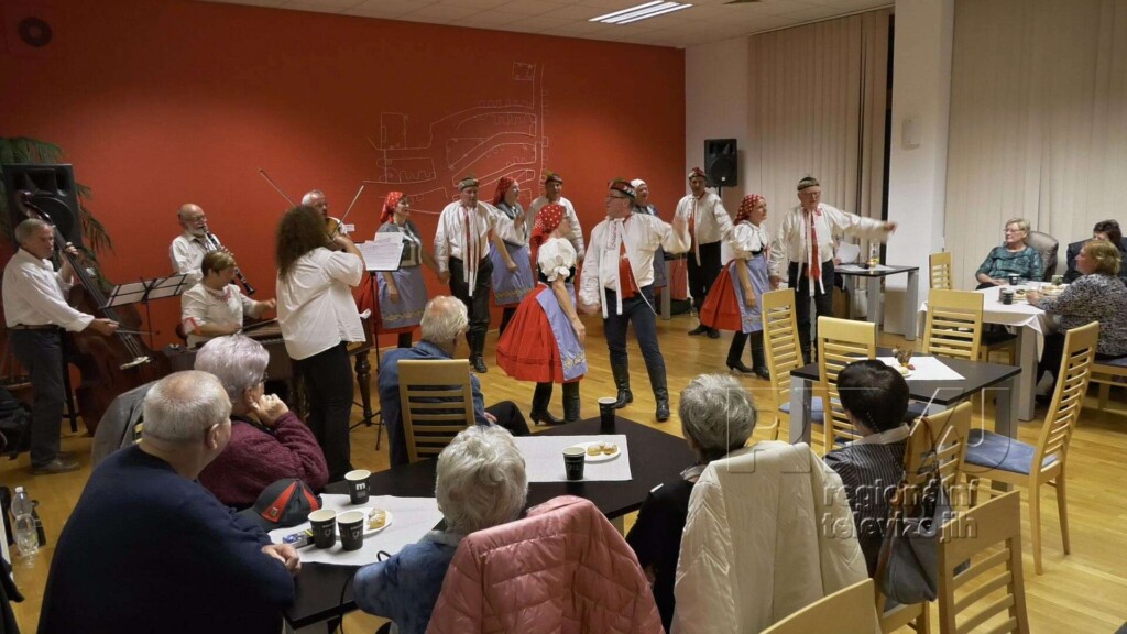 Krásný a bohatý program měla podzimní beseda se seniory v Kosticích, foto 09