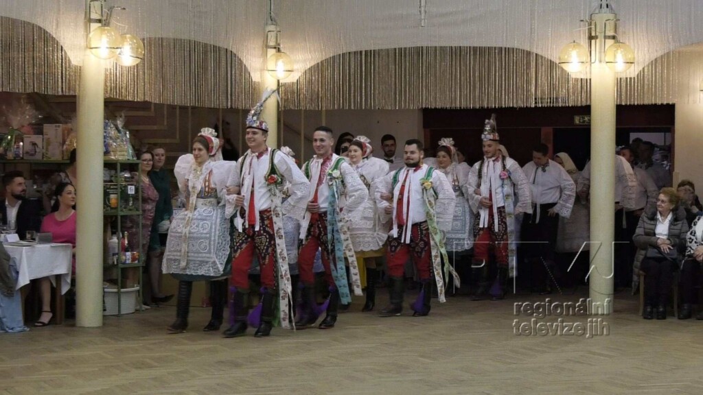Lanžhotští stárci plesali ve velkém stylu, v tombole nechyběl ani divočák, foto 01