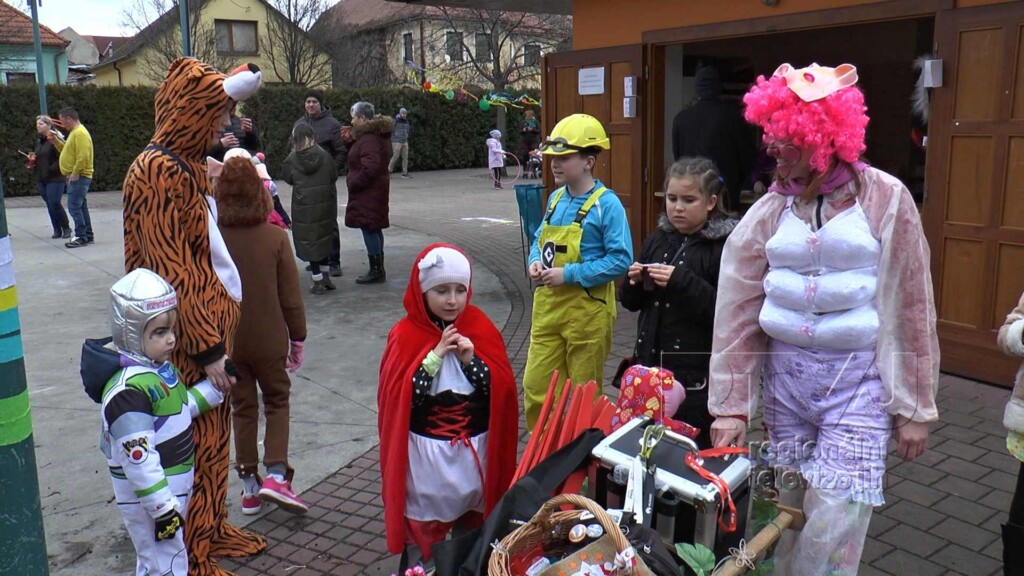 O originální masky nebyla na masopustní sobotu v Dolních Dunajovicích nouze, foto 01