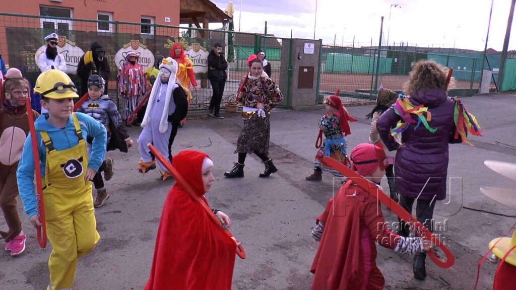 O originální masky nebyla na masopustní sobotu v Dolních Dunajovicích nouze, foto 08