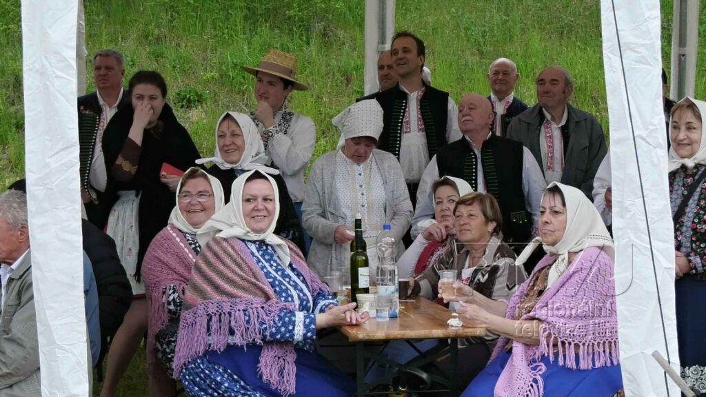 Pokosili, zazpívali, sklenku prázdnú nenechali, foto 02