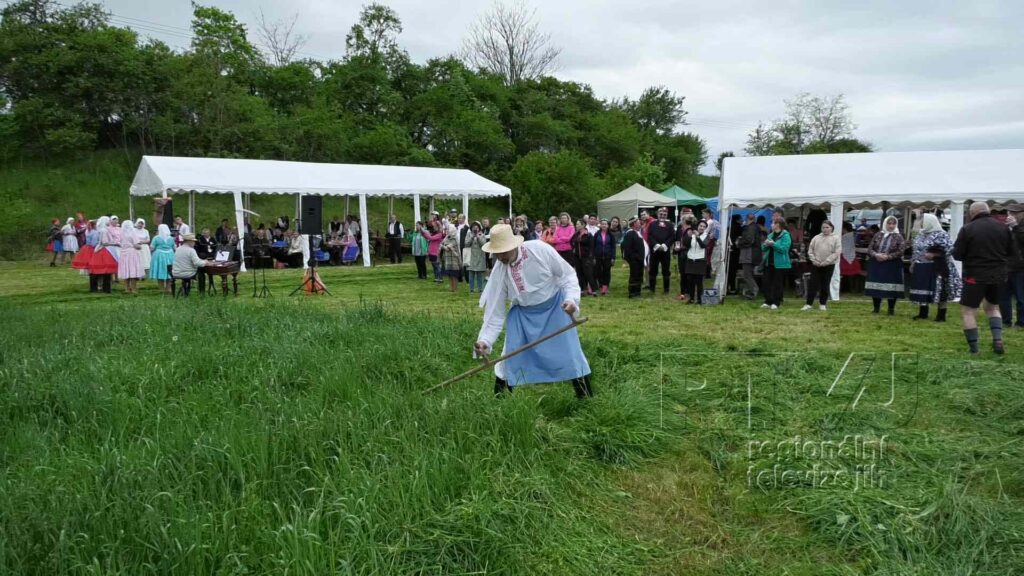 Pokosili, zazpívali, sklenku prázdnú nenechali, foto 09