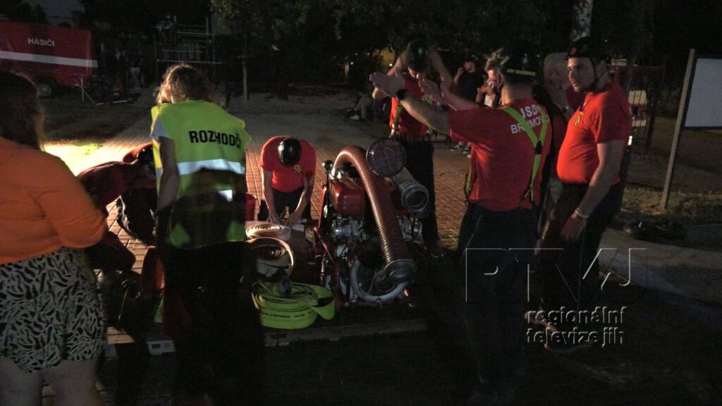Noční hasičská reportáž z Brumovic, foto 06