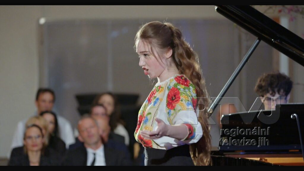 Daria Kolisan a Yurii Strakhov dojímali zpěvem pro své krajany, foto 06
