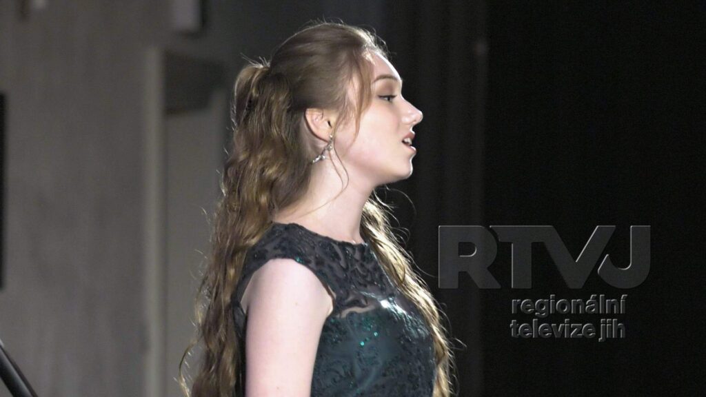 Daria Kolisan a Yurii Strakhov dojímali zpěvem pro své krajany, foto 07
