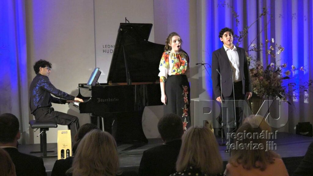 Daria Kolisan a Yurii Strakhov dojímali zpěvem pro své krajany, foto 08