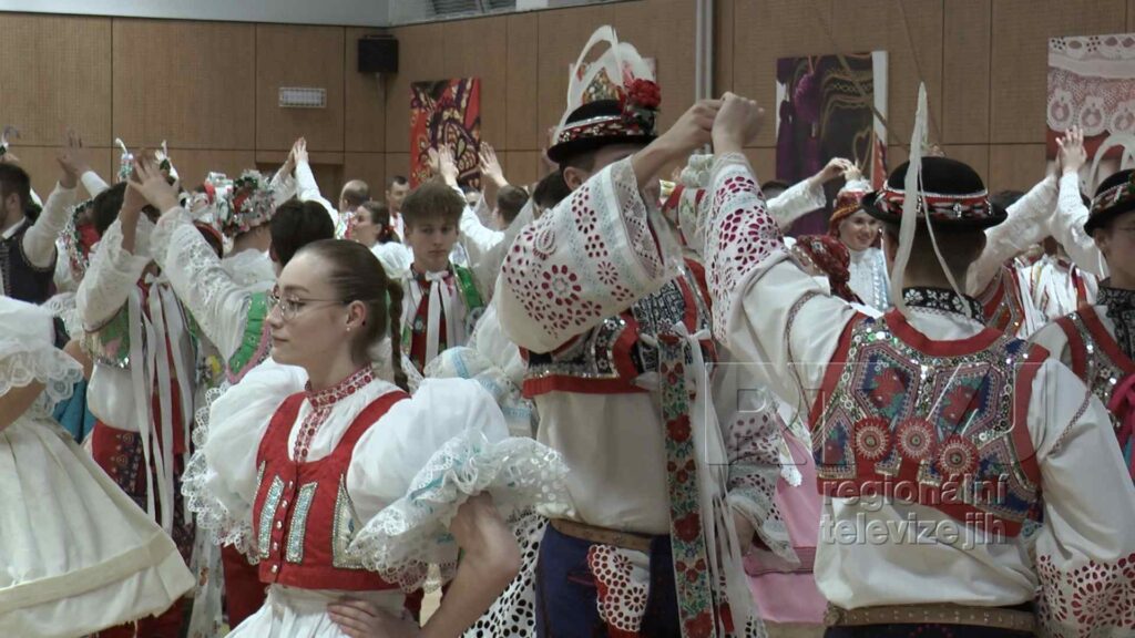 Ples v Moravské Nové Vsi navštívili krojovaní až ze Slovenska, foto 02