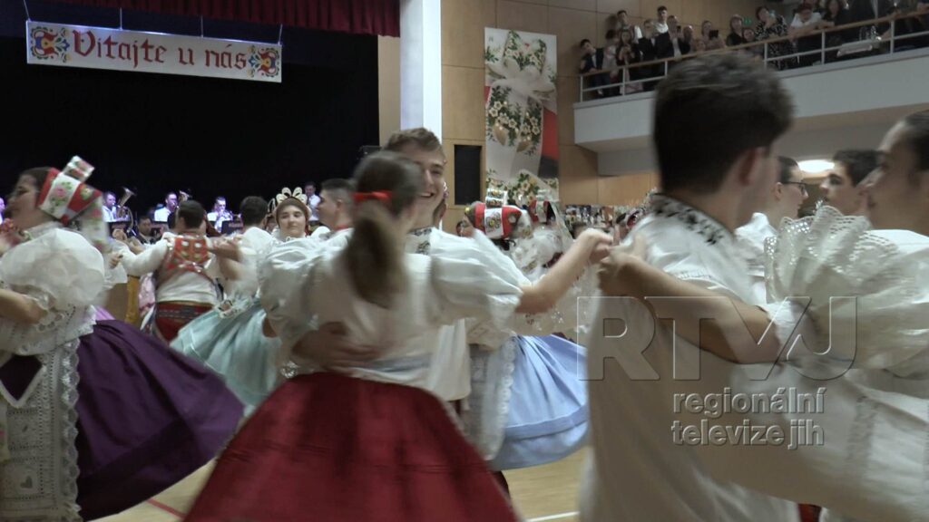 Ples v Moravské Nové Vsi navštívili krojovaní až ze Slovenska, foto 03
