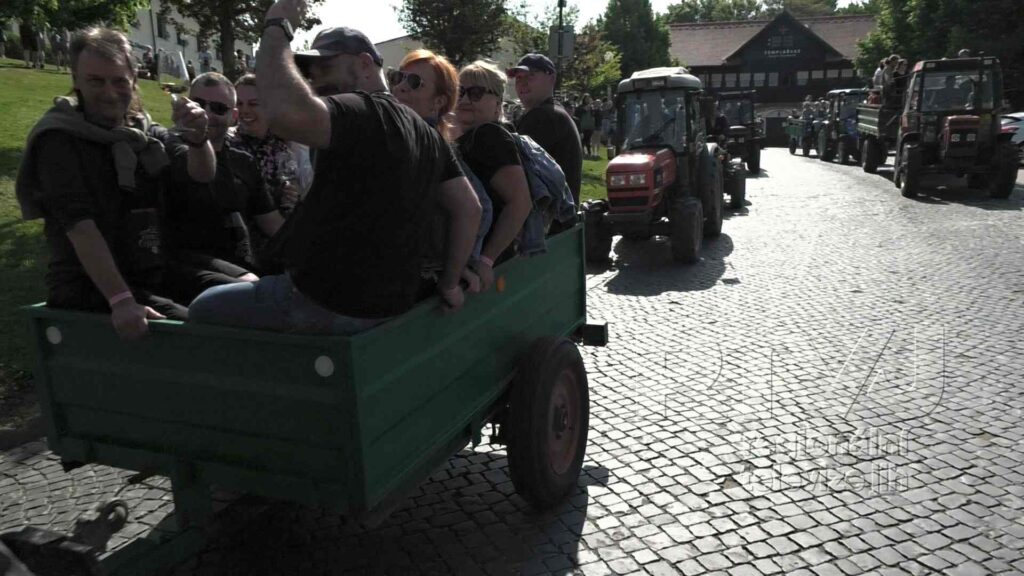 Čejkovickou vinnou stezku zahajují vinaři v traktorech, foto 01