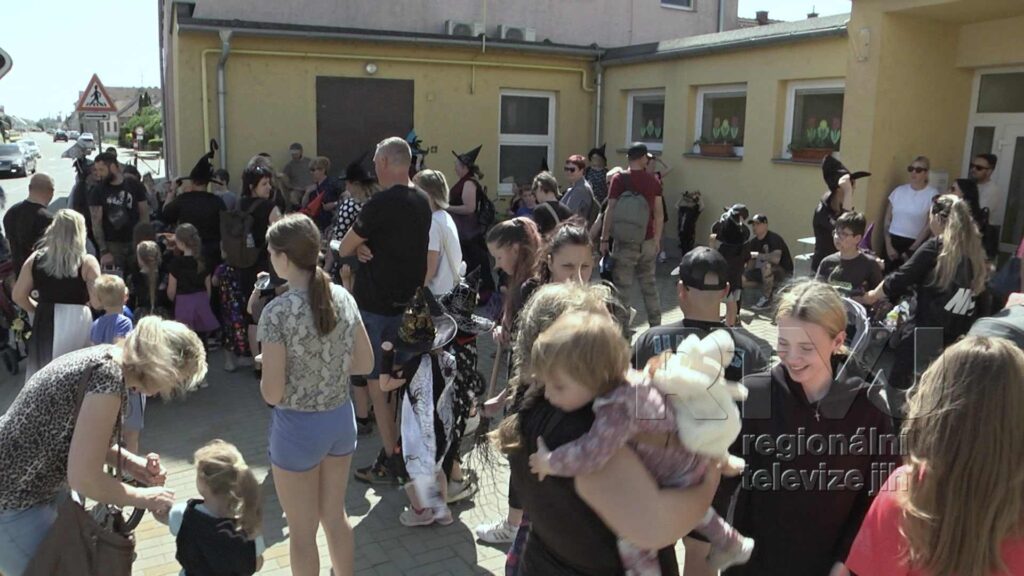 V Kosticích na čarodějnice dohlíželi hasiči, foto 01
