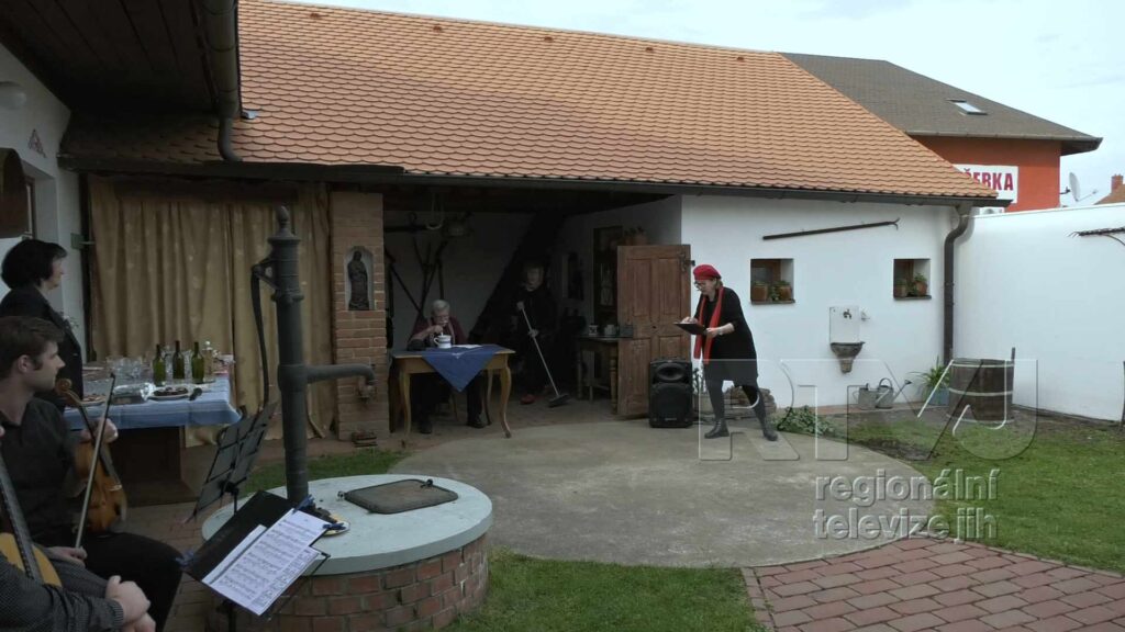 Když našich stařečků napadlo, hrát na dědině divadlo, foto 02