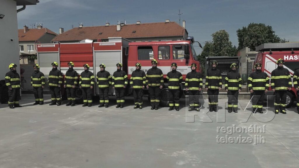 Slavnostní otevření nové hasičské zbrojnice v Tvrdonicích přilákalo spoustu diváků, foto 02