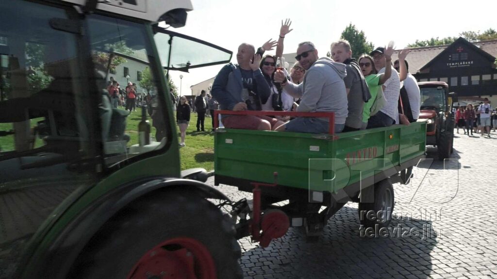 Čejkovickou vinnou stezku zahajují vinaři v traktorech, foto 03