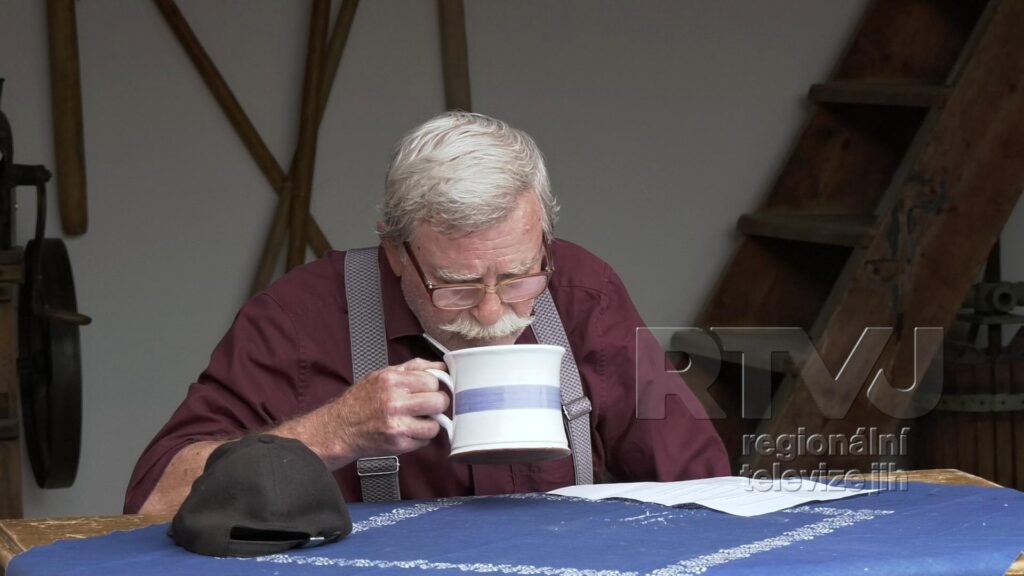 Když našich stařečků napadlo, hrát na dědině divadlo, foto 03