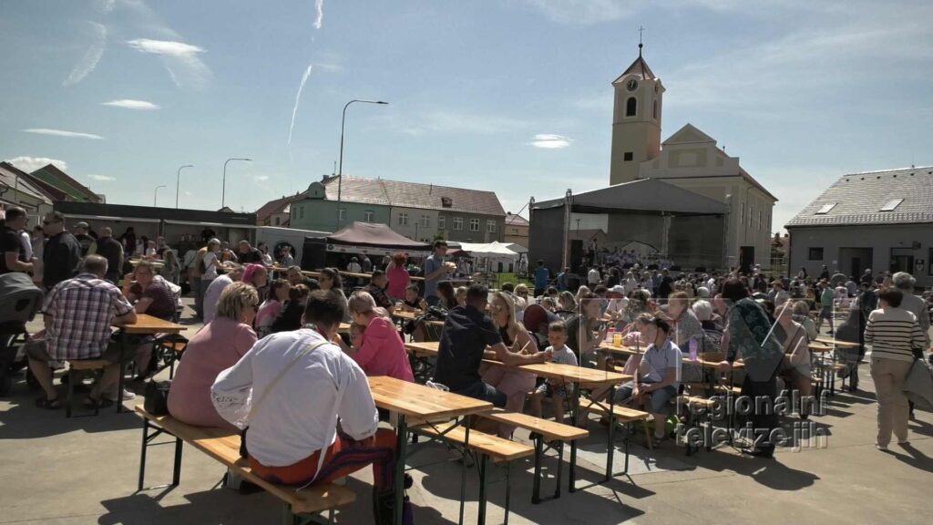 Folklorní soubory i kapela Fleret byli zlatým hřebem Dne lidových řemesel v Moravské Nové Vsi, foto 03