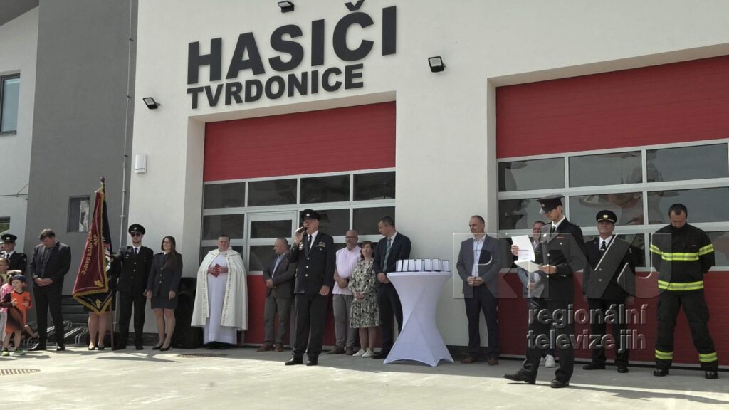 Slavnostní otevření nové hasičské zbrojnice v Tvrdonicích přilákalo spoustu diváků, foto 03