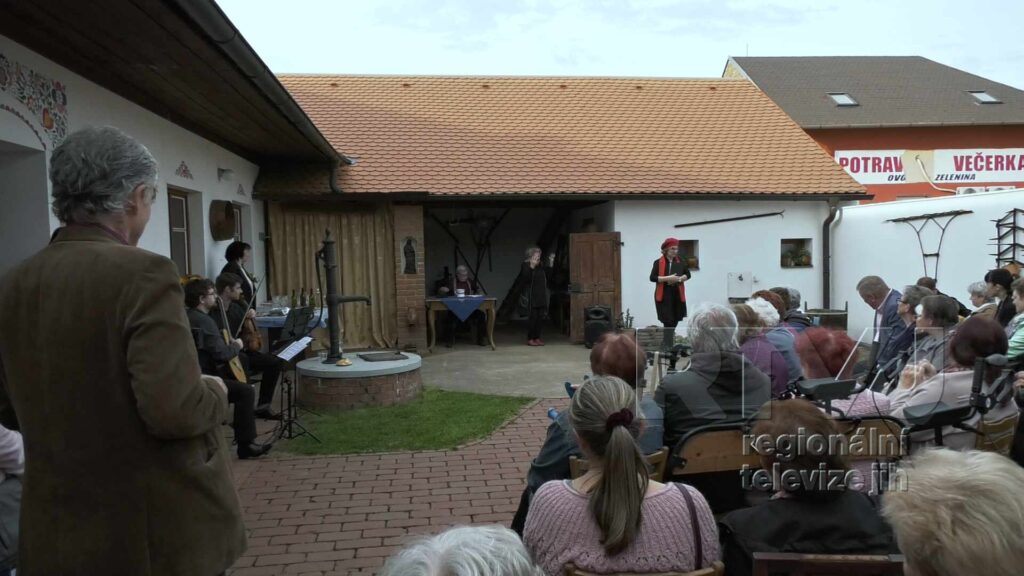 Když našich stařečků napadlo, hrát na dědině divadlo, foto 04