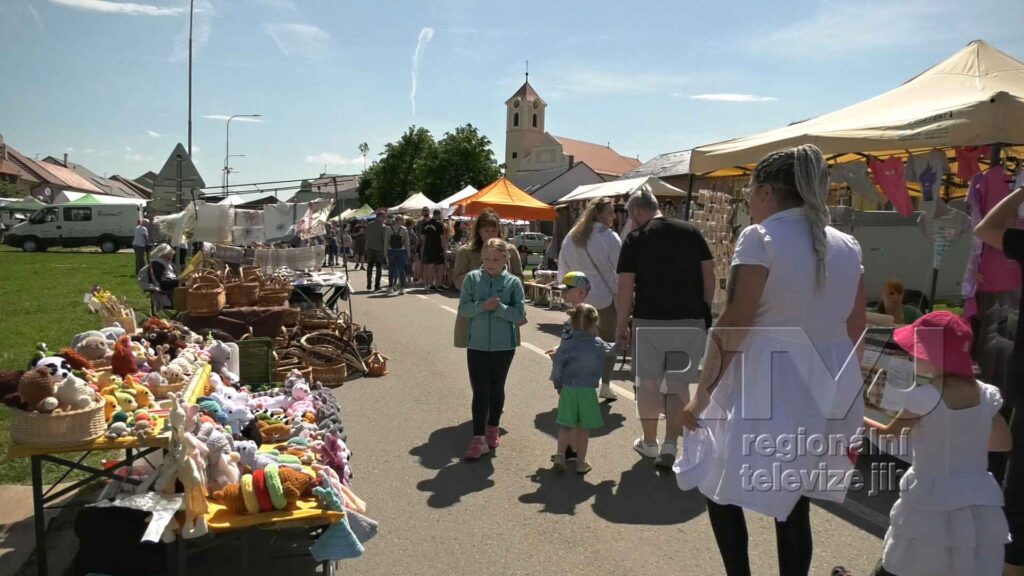Folklorní soubory i kapela Fleret byli zlatým hřebem Dne lidových řemesel v Moravské Nové Vsi, foto 05