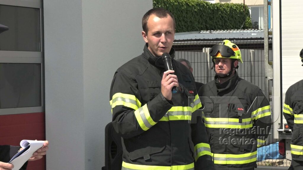 Slavnostní otevření nové hasičské zbrojnice v Tvrdonicích přilákalo spoustu diváků, foto 05