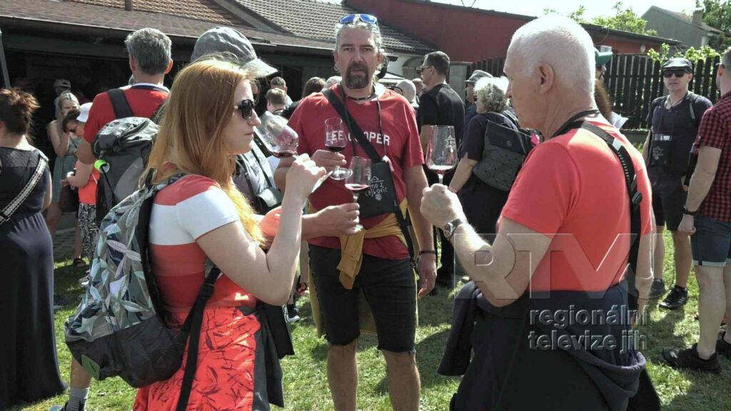 Čejkovickou vinnou stezku zahajují vinaři v traktorech, foto 06