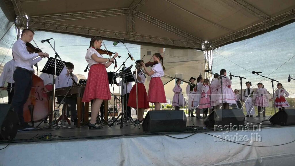 Folklorní soubory i kapela Fleret byli zlatým hřebem Dne lidových řemesel v Moravské Nové Vsi, foto 06