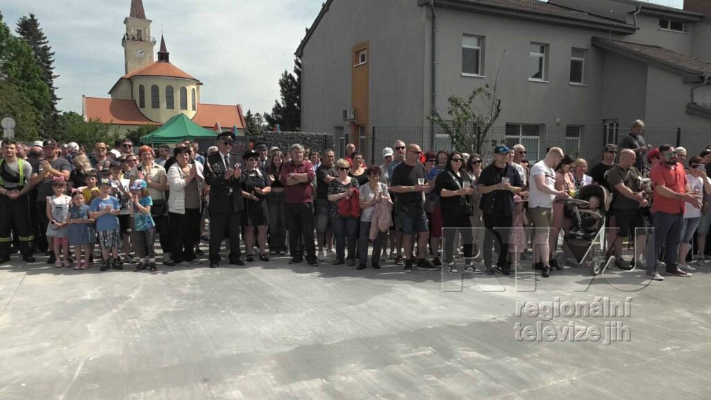 Slavnostní otevření nové hasičské zbrojnice v Tvrdonicích přilákalo spoustu diváků, foto 06