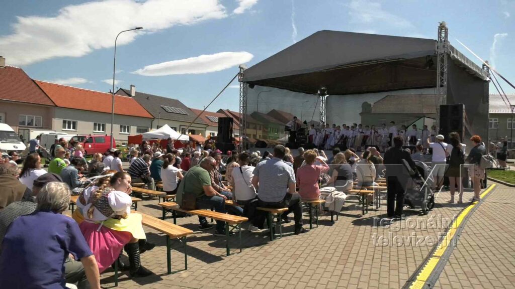 Folklorní soubory i kapela Fleret byli zlatým hřebem Dne lidových řemesel v Moravské Nové Vsi, foto 07