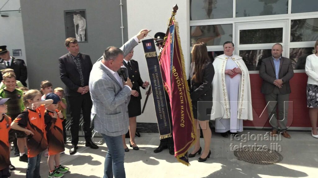 Slavnostní otevření nové hasičské zbrojnice v Tvrdonicích přilákalo spoustu diváků, foto 07