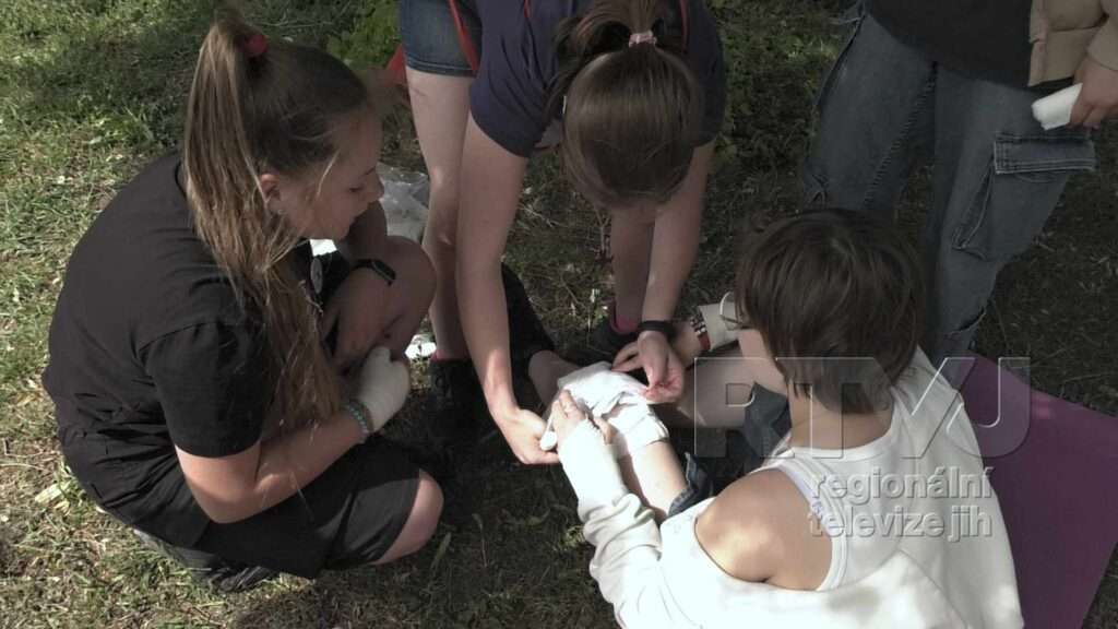 Mladí zdravotníci z I.stupně ZŠ postoupili do krajského kola soutěže ČČK, foto 08