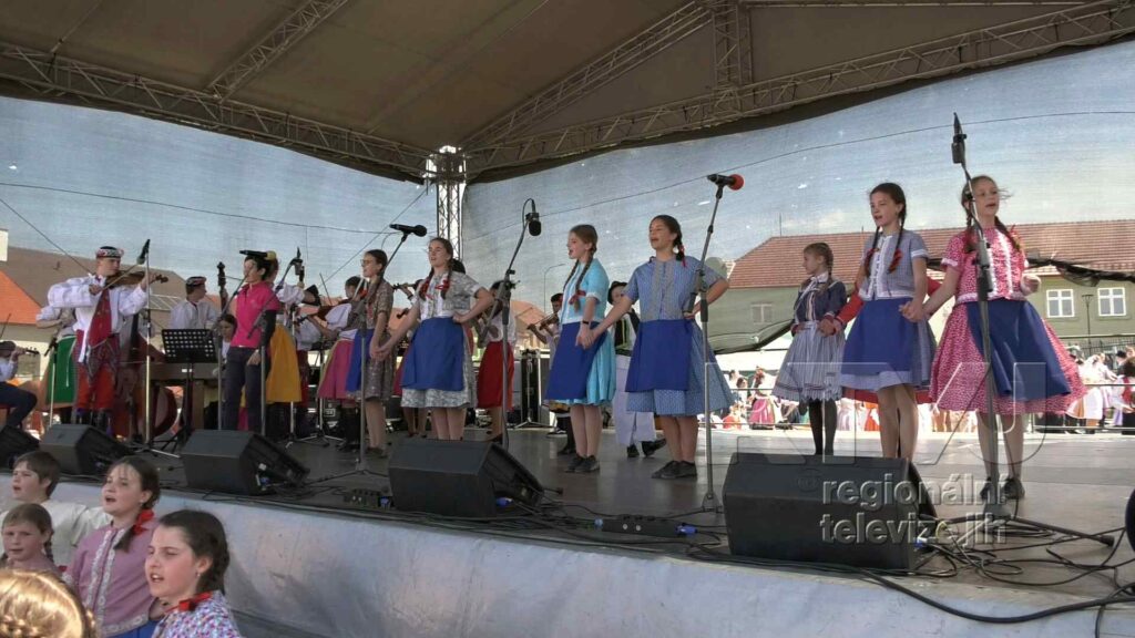 Folklorní soubory i kapela Fleret byli zlatým hřebem Dne lidových řemesel v Moravské Nové Vsi, foto 08