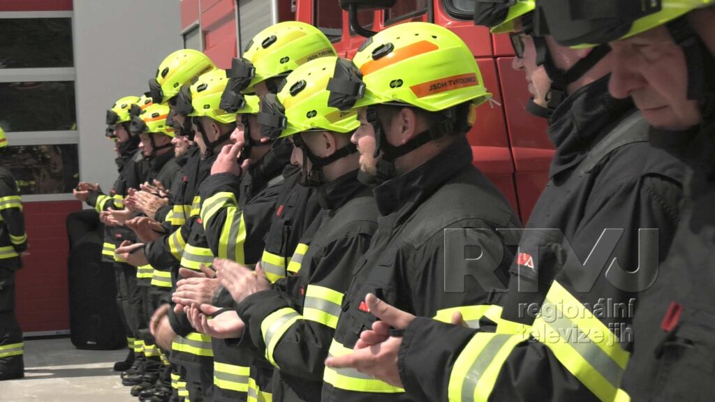 Slavnostní otevření nové hasičské zbrojnice v Tvrdonicích přilákalo spoustu diváků, foto 08