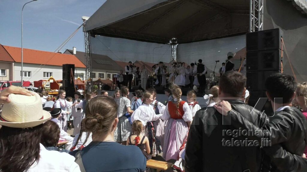 Folklorní soubory i kapela Fleret byli zlatým hřebem Dne lidových řemesel v Moravské Nové Vsi, foto 09