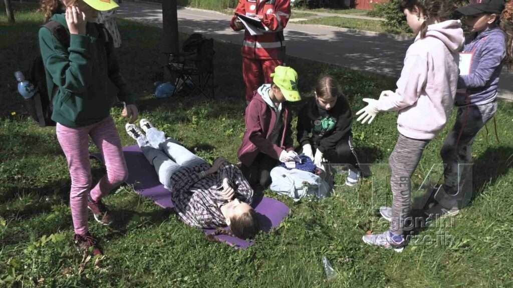 Mladí zdravotníci z I.stupně ZŠ postoupili do krajského kola soutěže ČČK, foto 10
