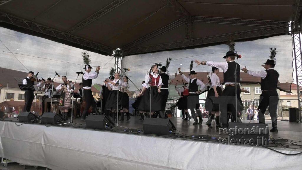 Folklorní soubory i kapela Fleret byli zlatým hřebem Dne lidových řemesel v Moravské Nové Vsi, foto 10