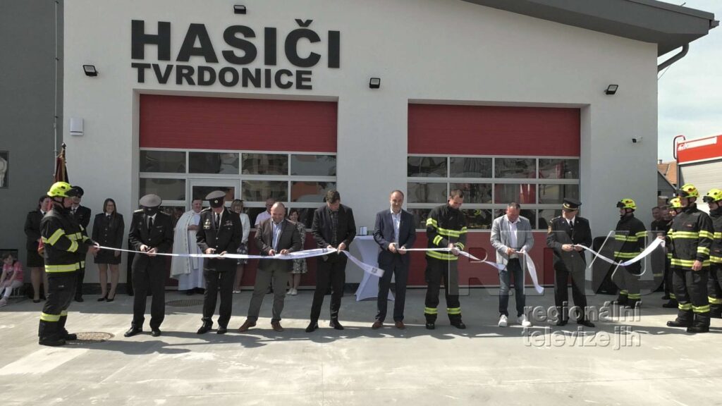 Slavnostní otevření nové hasičské zbrojnice v Tvrdonicích přilákalo spoustu diváků, foto 11