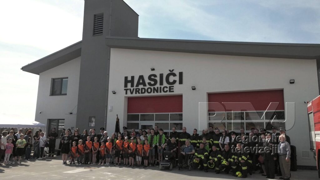 Slavnostní otevření nové hasičské zbrojnice v Tvrdonicích přilákalo spoustu diváků, foto 12