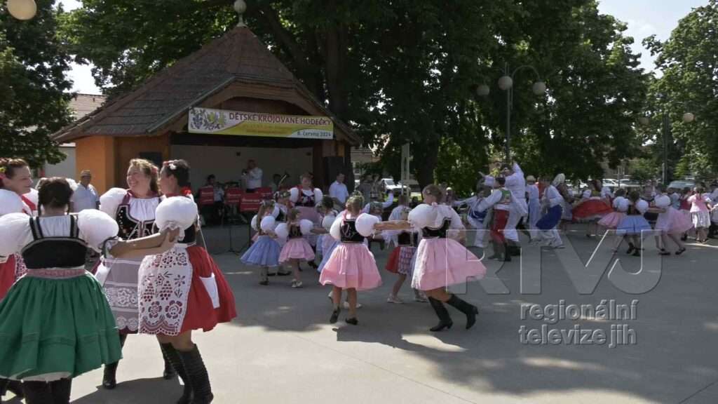 Hned několik souborů se sešlo na Dětských hodečkách v Dolních Dunajovicích, foto 15